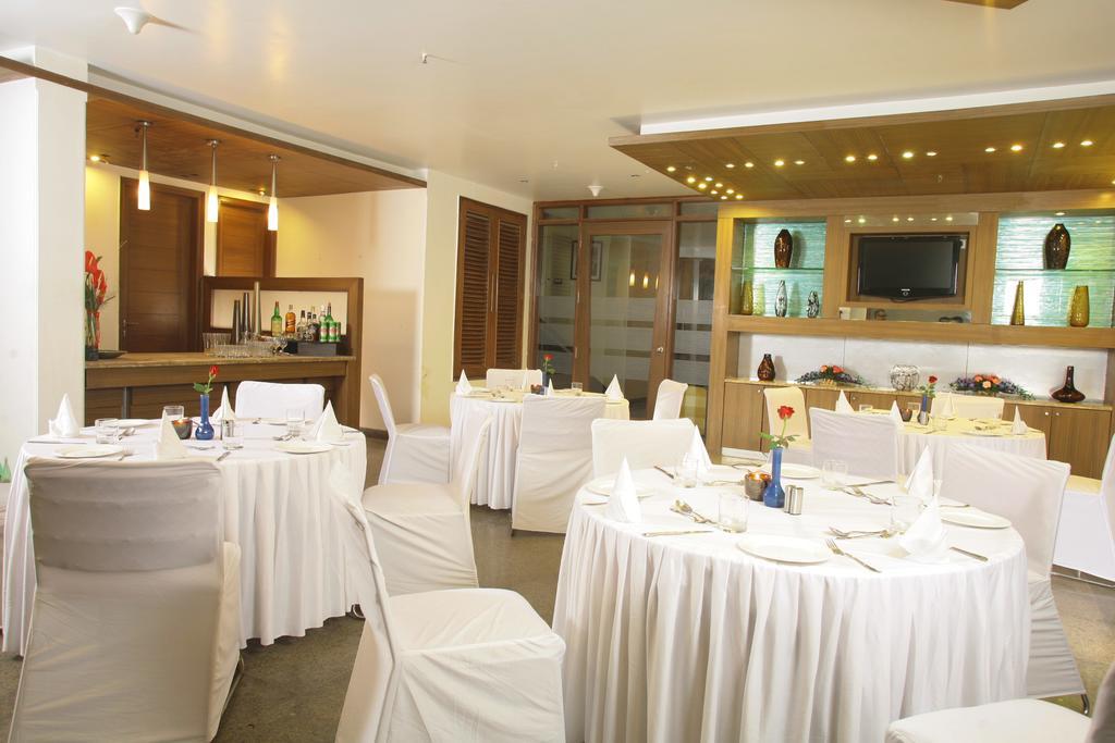 ​Justa Panchsheel Park Hotel New Delhi Exterior photo