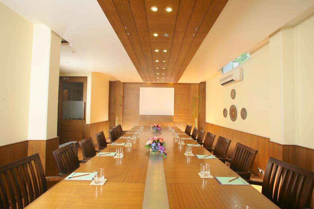 ​Justa Panchsheel Park Hotel New Delhi Exterior photo