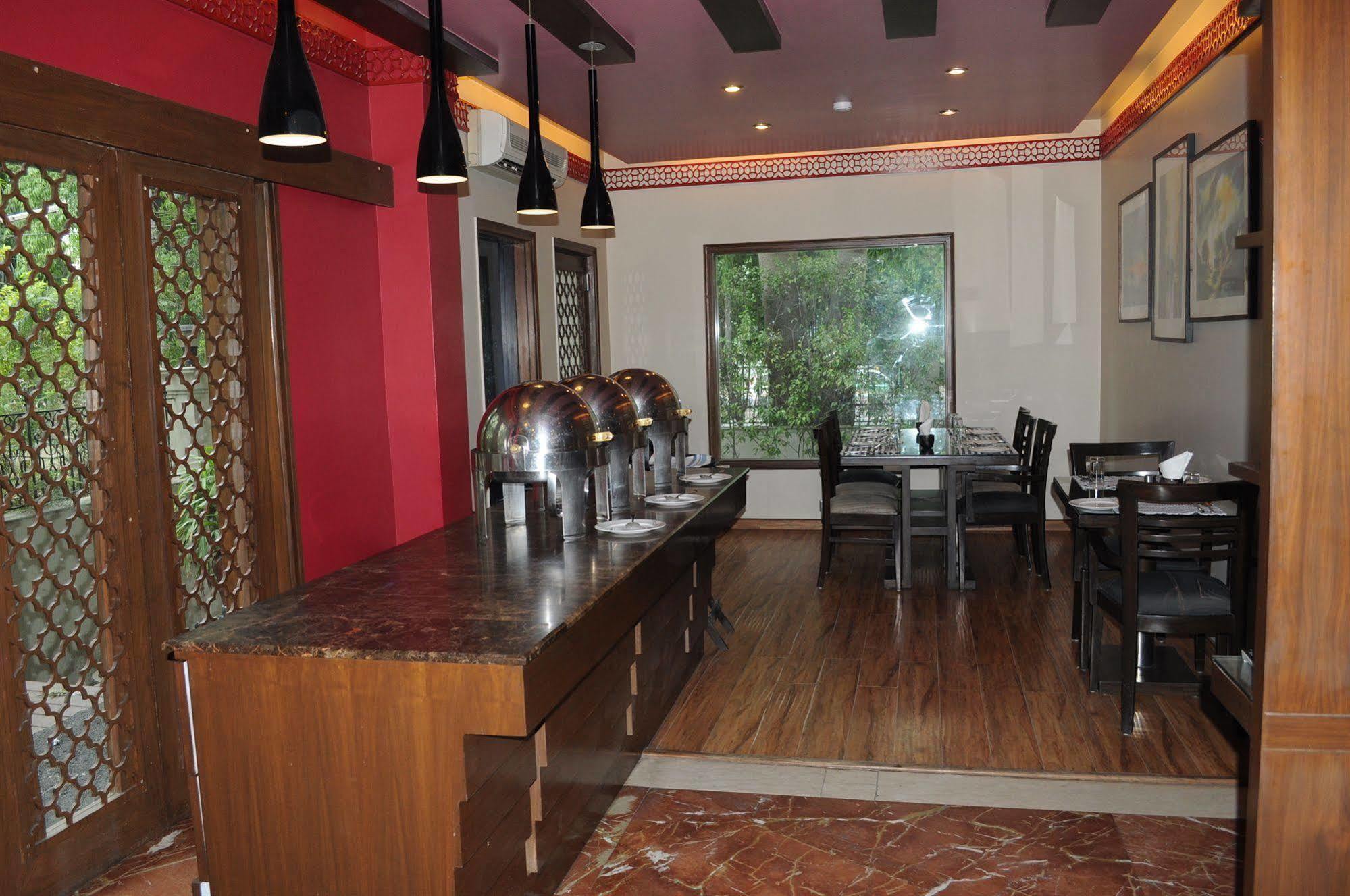 ​Justa Panchsheel Park Hotel New Delhi Exterior photo