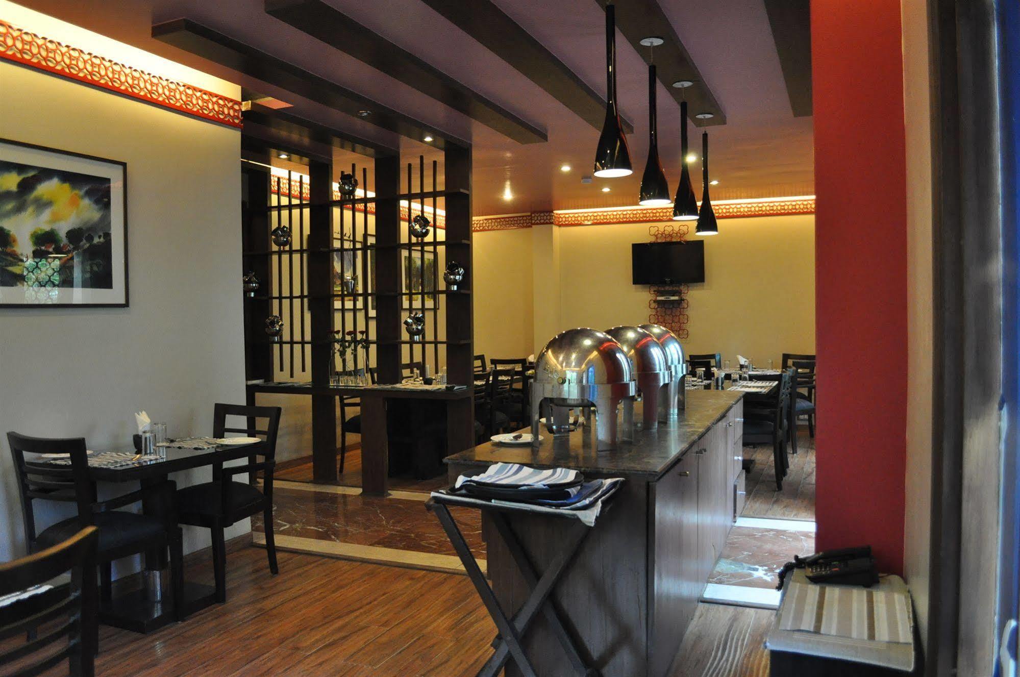 ​Justa Panchsheel Park Hotel New Delhi Exterior photo