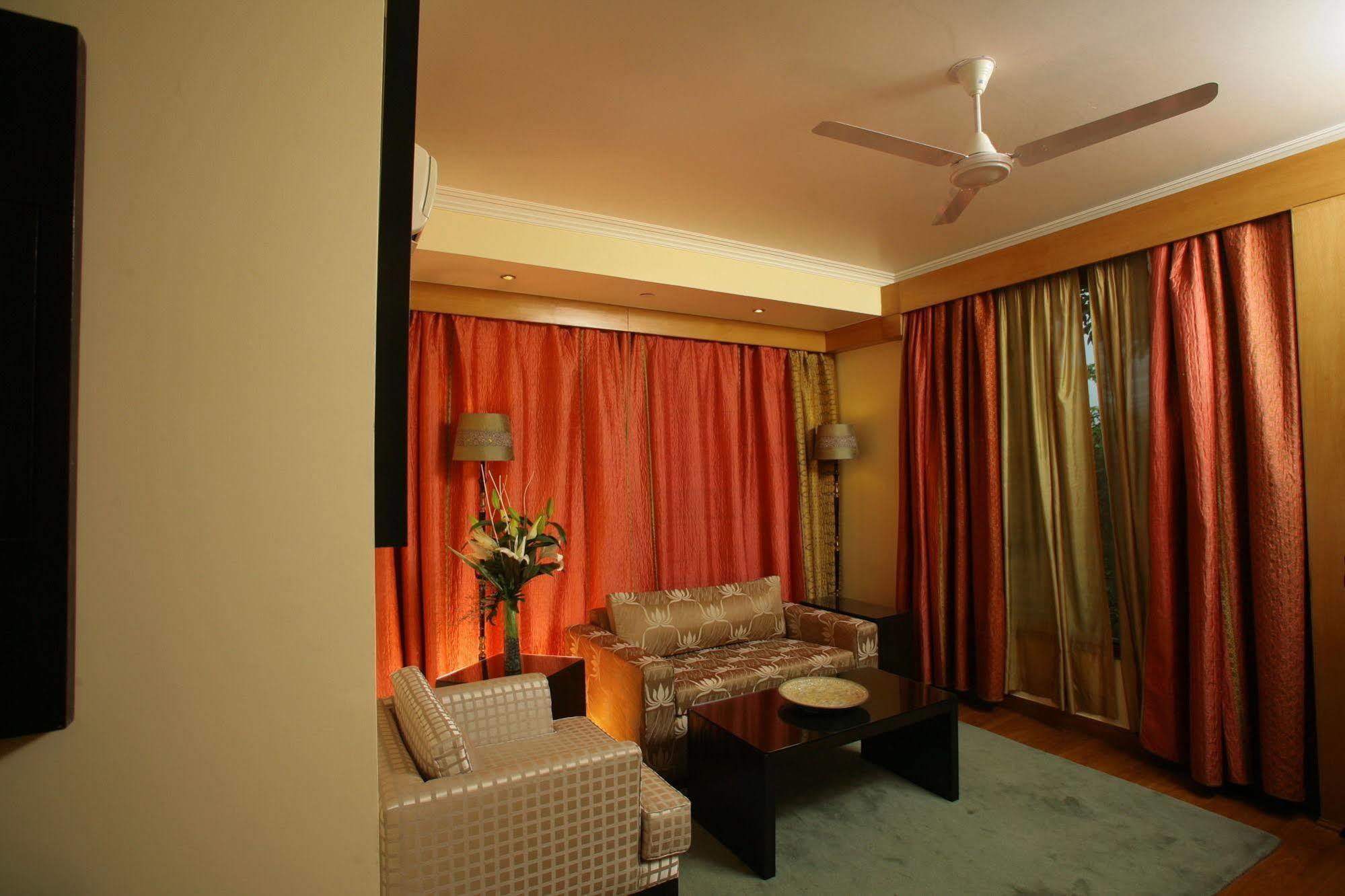 ​Justa Panchsheel Park Hotel New Delhi Exterior photo