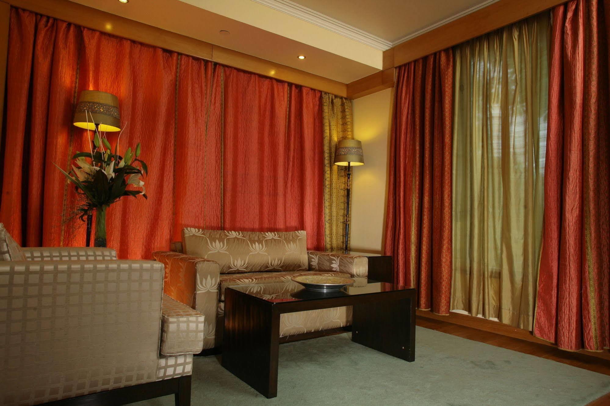 ​Justa Panchsheel Park Hotel New Delhi Exterior photo
