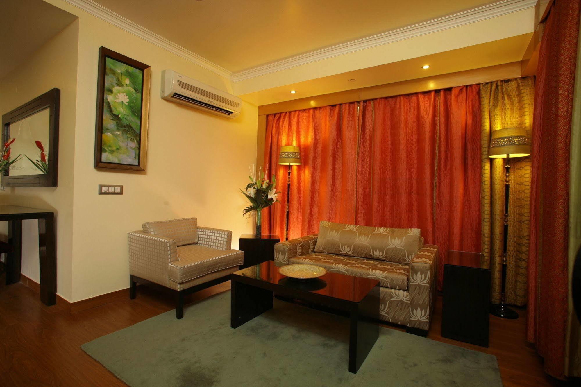 ​Justa Panchsheel Park Hotel New Delhi Exterior photo
