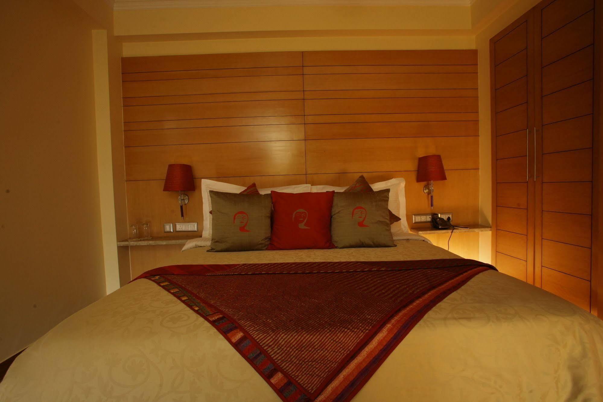​Justa Panchsheel Park Hotel New Delhi Exterior photo