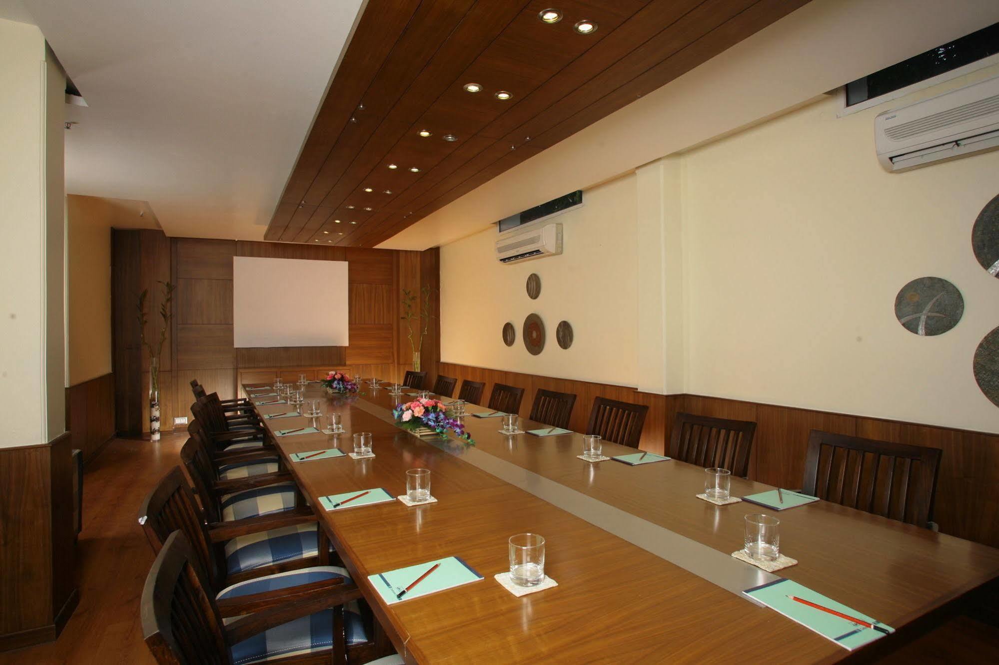 ​Justa Panchsheel Park Hotel New Delhi Exterior photo