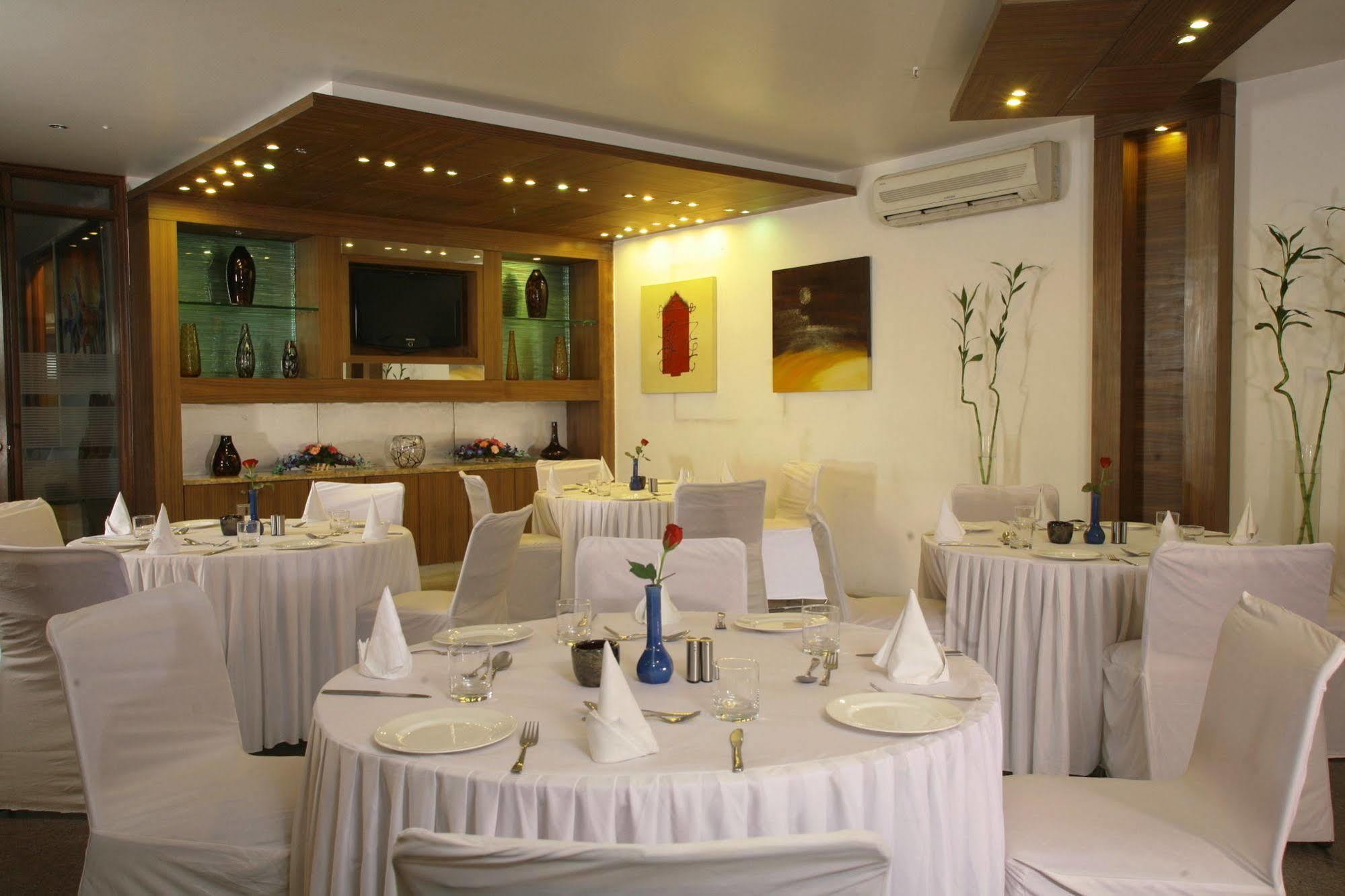 ​Justa Panchsheel Park Hotel New Delhi Exterior photo