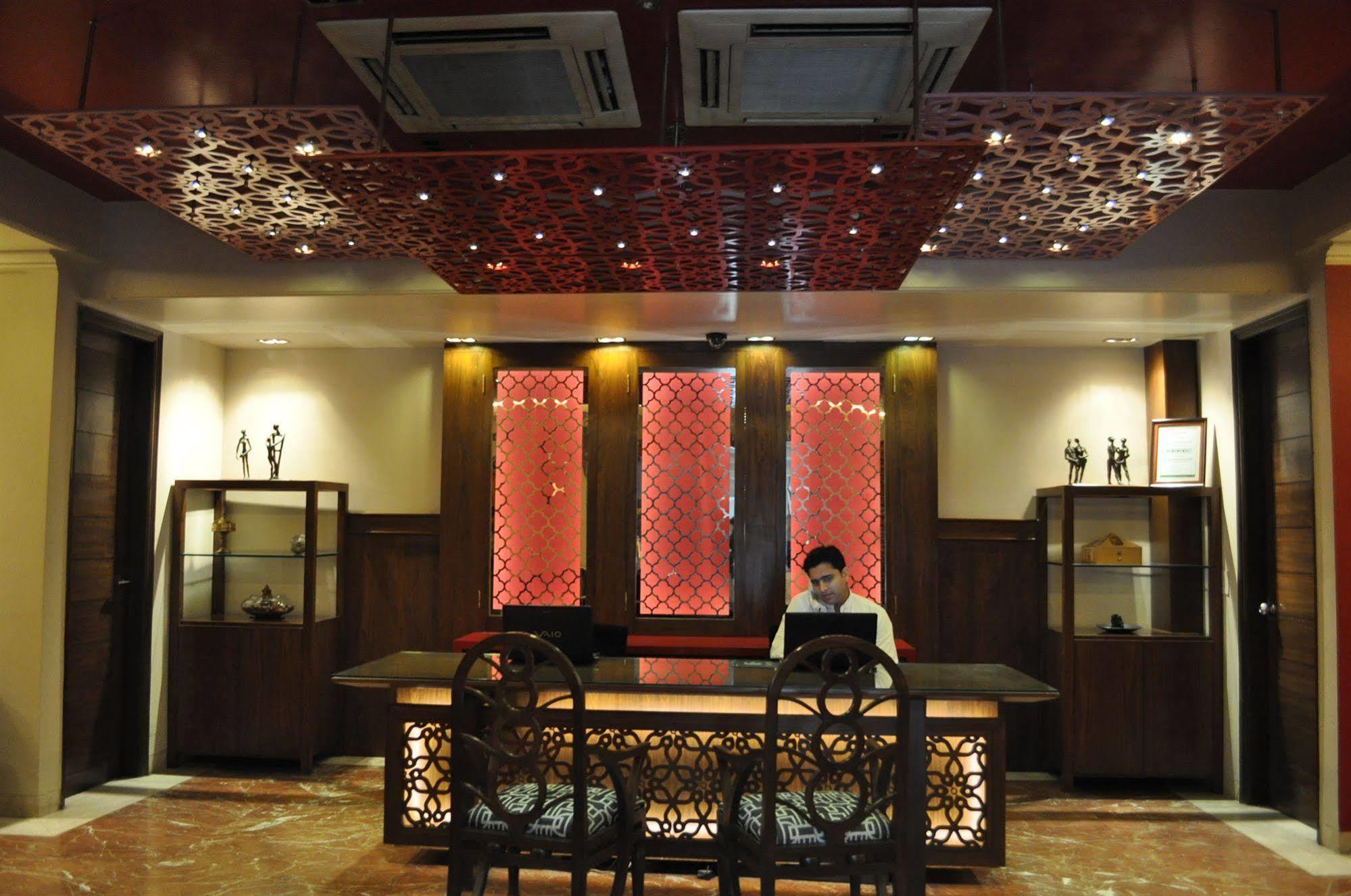 ​Justa Panchsheel Park Hotel New Delhi Exterior photo