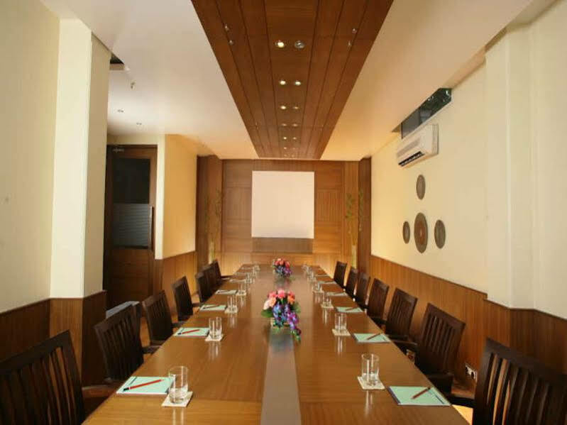 ​Justa Panchsheel Park Hotel New Delhi Exterior photo